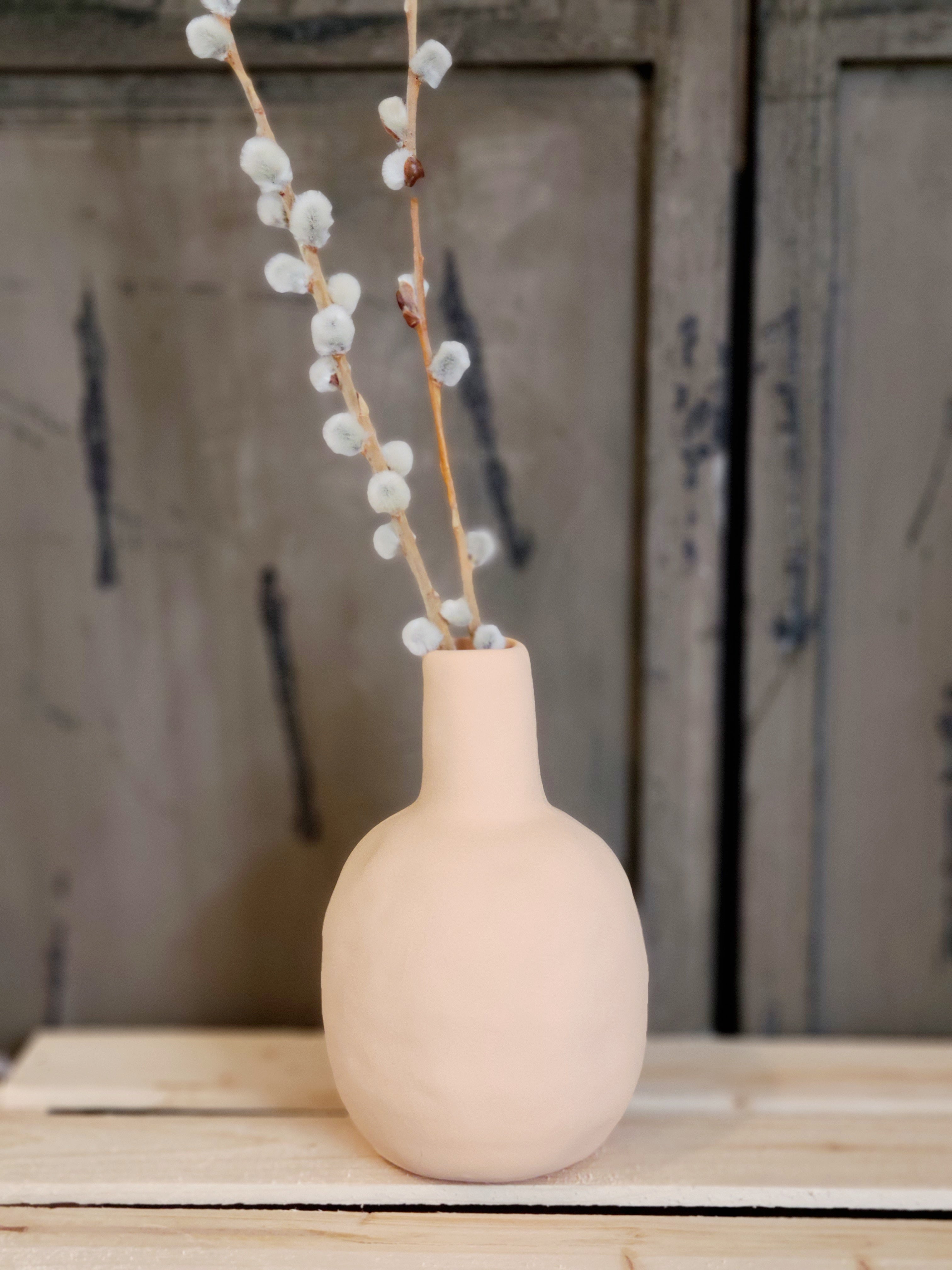 NEUTRAL CERAMIC VASE